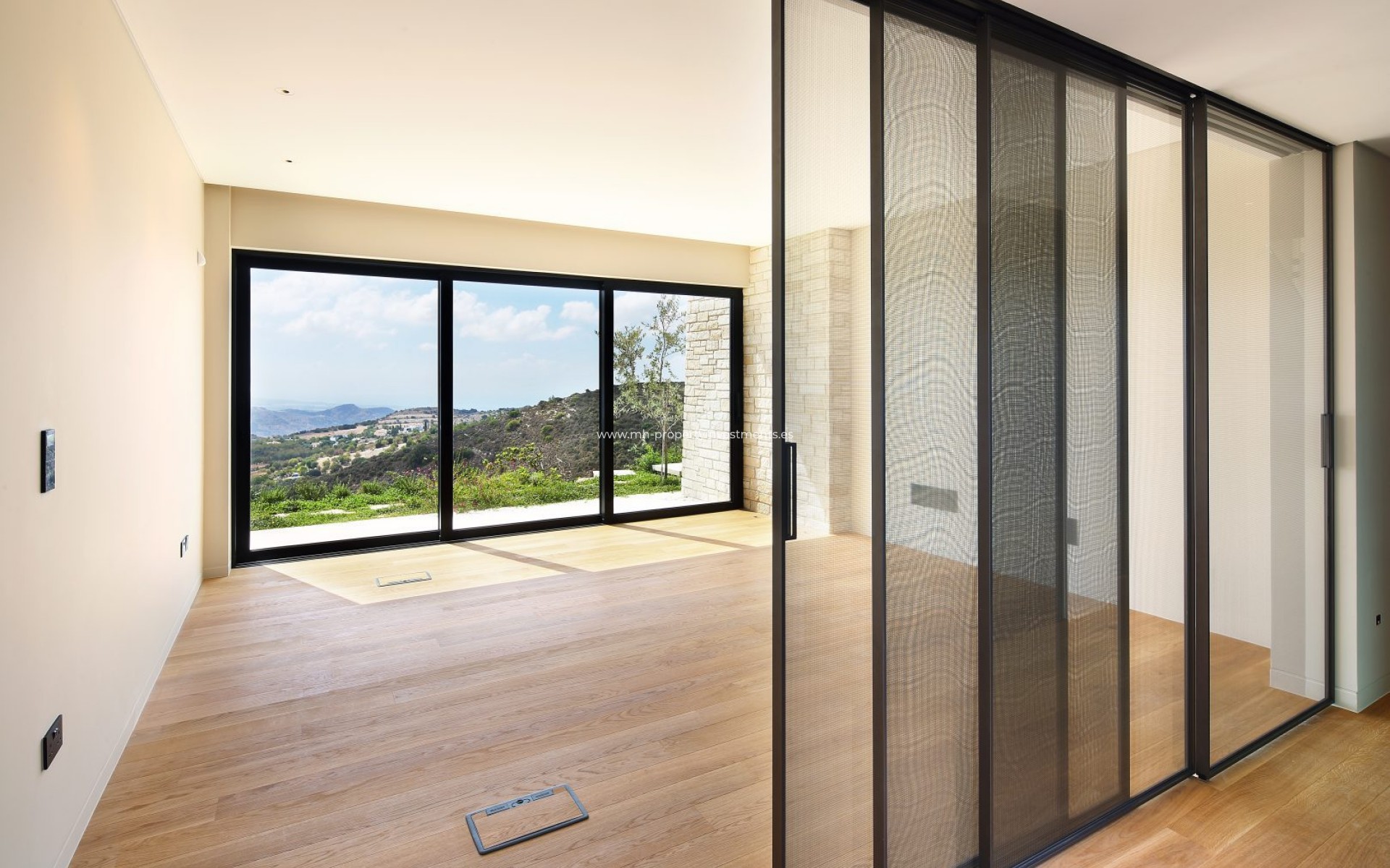 Resale - Villa - Tsada