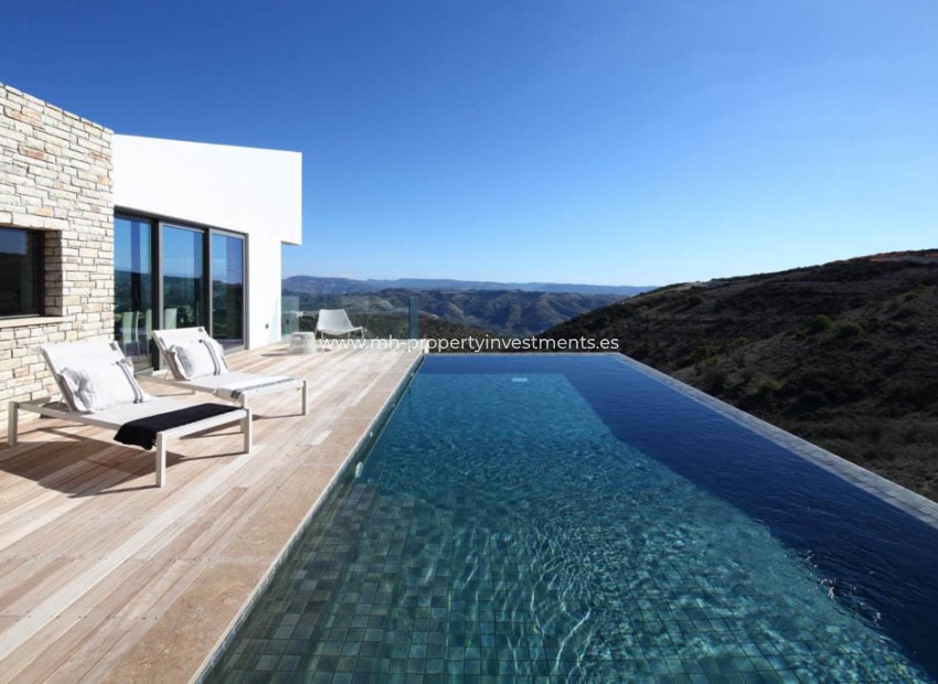 Resale - Villa - Tsada