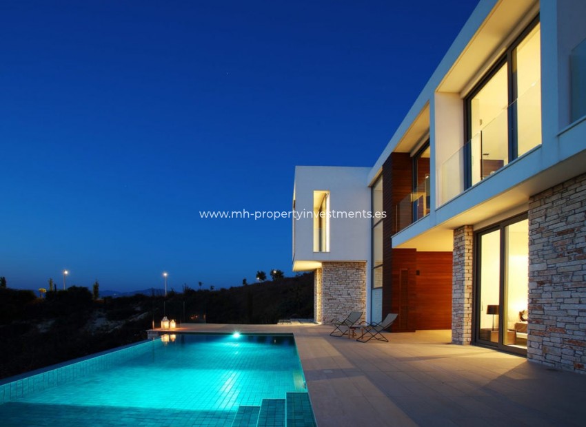 Resale - Villa - Tsada